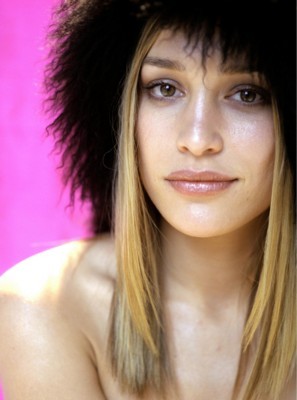 Piper Perabo sweatshirt