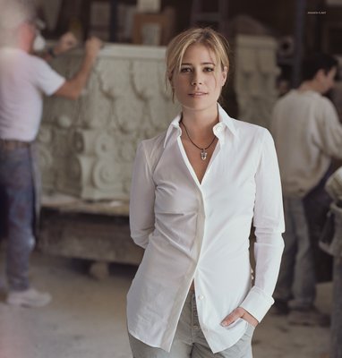 Maura Tierney sweatshirt