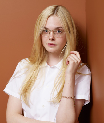 Elle Fanning sweatshirt