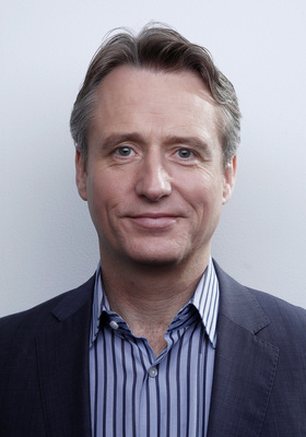 Linus Roache sweatshirt