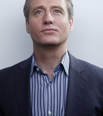 Linus Roache sweatshirt