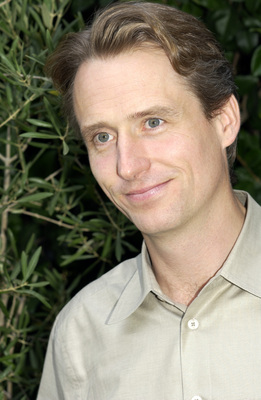 Linus Roache sweatshirt