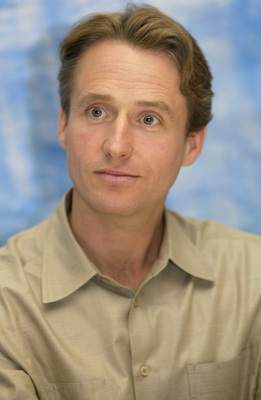 Linus Roache sweatshirt