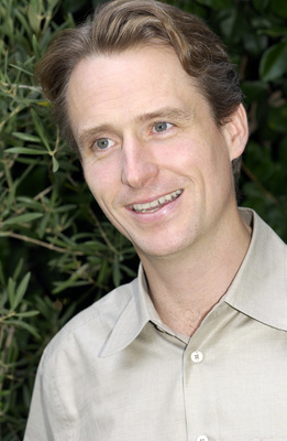 Linus Roache sweatshirt