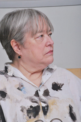 Kathy Bates sweatshirt