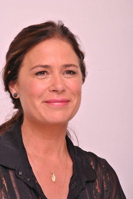 Maura Tierney sweatshirt